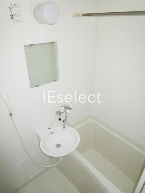 バス・シャワールーム　一日の疲れを癒してくれる浴室乾燥機付のバスルームです