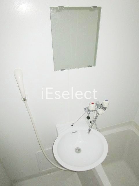 洗面設備　鏡付き洗面台で身支度もはかどりやすいですね♪