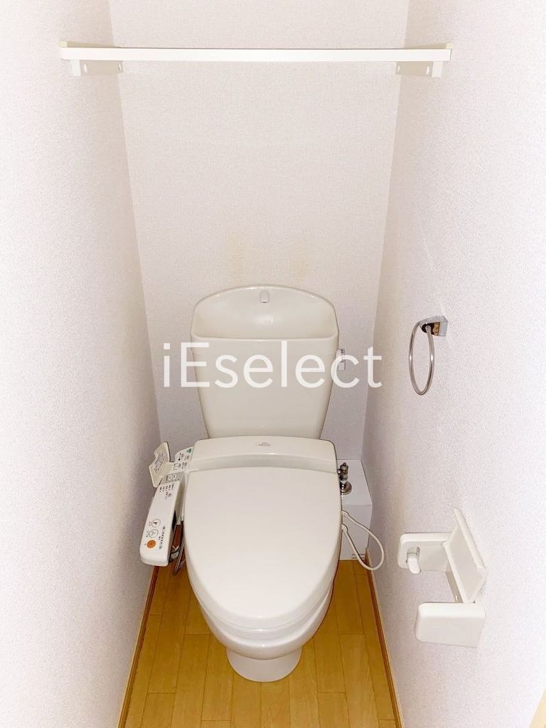 トイレ　収納棚があるウォシュレット付のトイレです