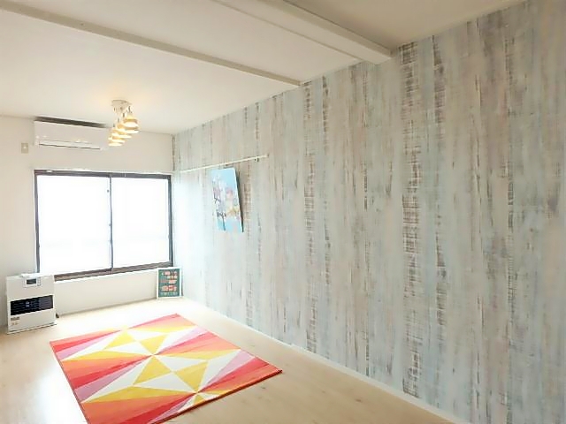 キッチン　壁紙がおしゃれなお部屋です。