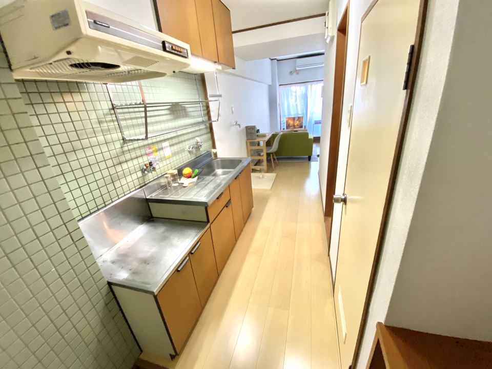 その他設備　吊戸もあって収納充実．水切り棚もあります