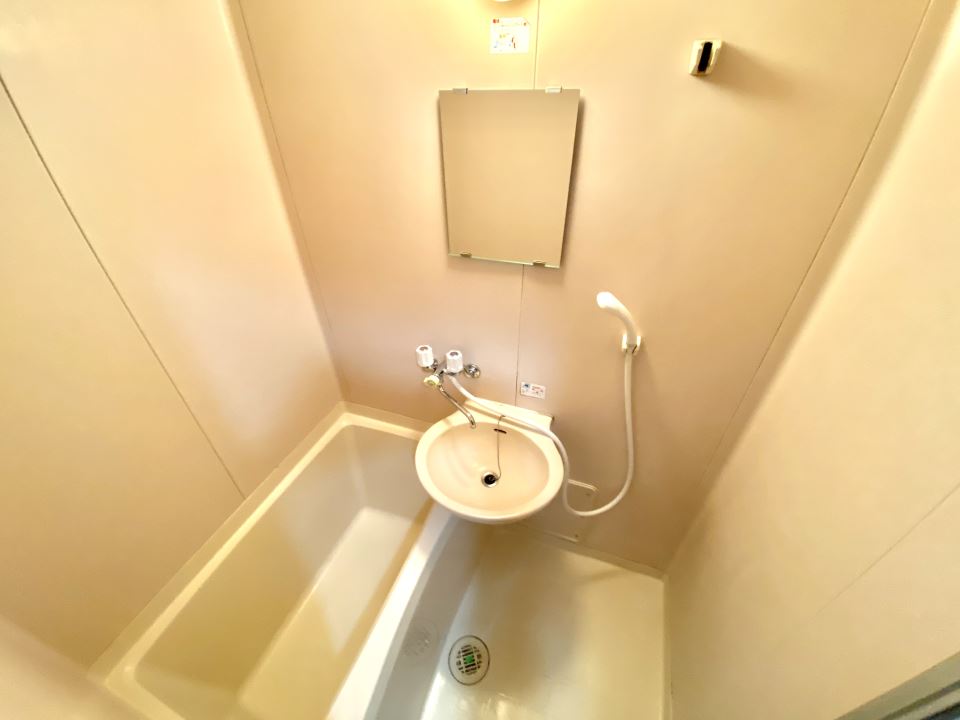 バス・シャワールーム　洗面ボウル．鏡付．清潔感のあるバス