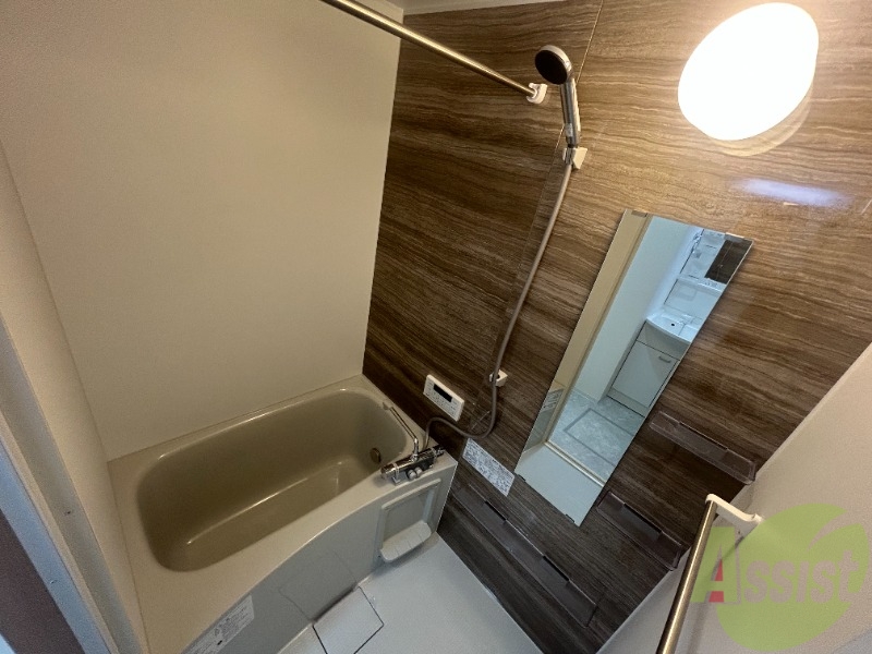 バス・シャワールーム　浴室はシンプル。一人暮らしにはちょうど良いサイズですね。