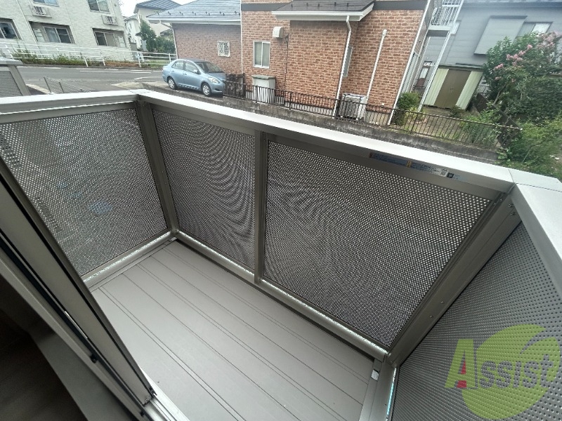 バルコニー　バルコニーは洗濯物を干すのに十分な広さがありますね。