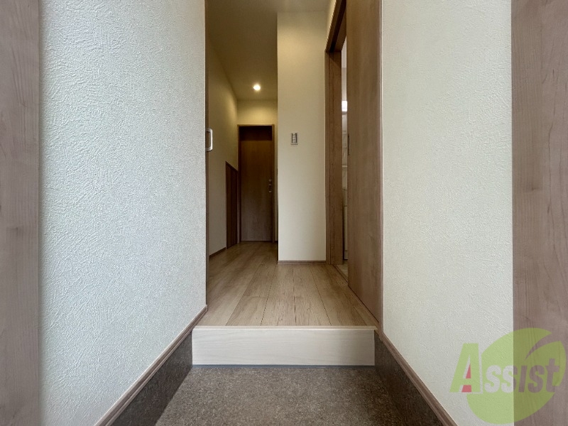 玄関　玄関から撮影しました。明るい印象ですね。