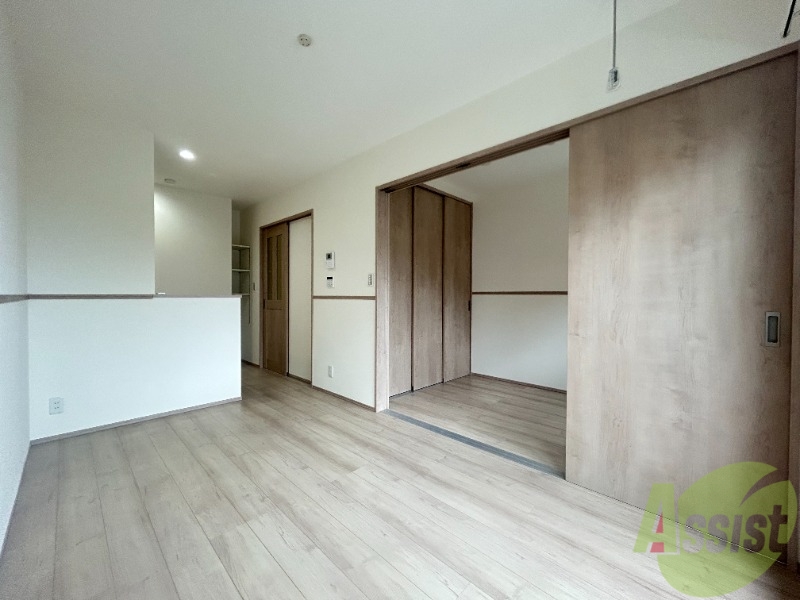 居室・リビング　８帖のＬＤＫです。広々としてきれいですね。