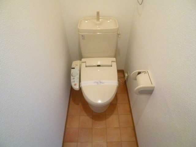 トイレ　別部屋写真です。温水洗浄便座付のトイレです。