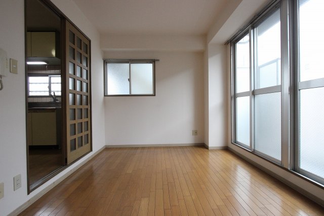 居室・リビング　同物件別号室のものです。