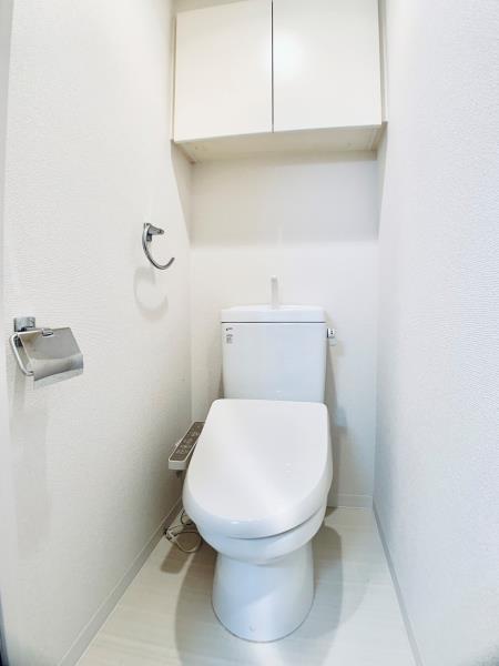 トイレ　落ち着いた色調のトイレです