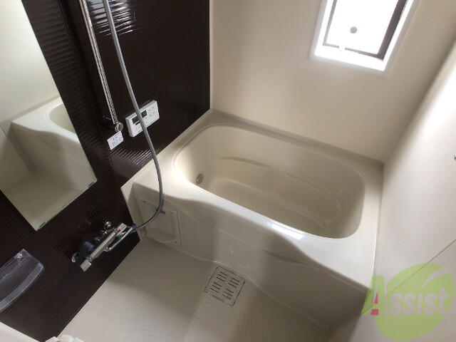 バス・シャワールーム　バスルームは窓もあるので清潔に保てそうです。