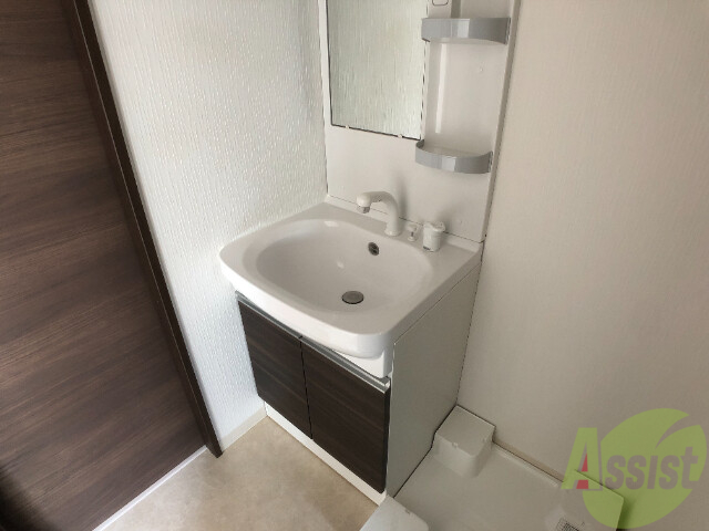 洗面設備　洗面も独立しており、朝の準備はこちらでできちゃいます。