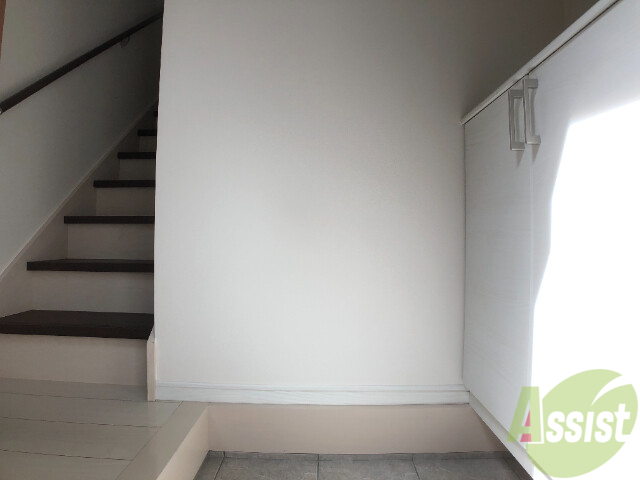 玄関　玄関を開けるとすぐお部屋ではなく階段が見えてきますー