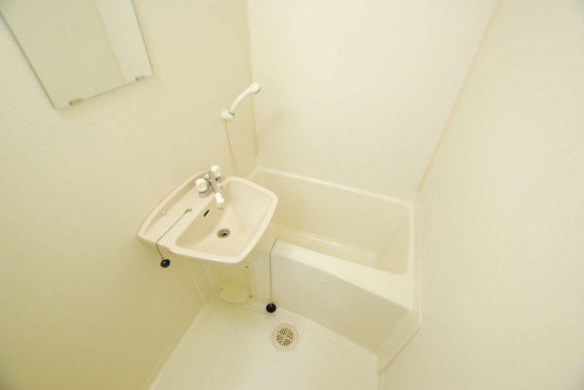 バス・シャワールーム　落ち着いた空間のお風呂です