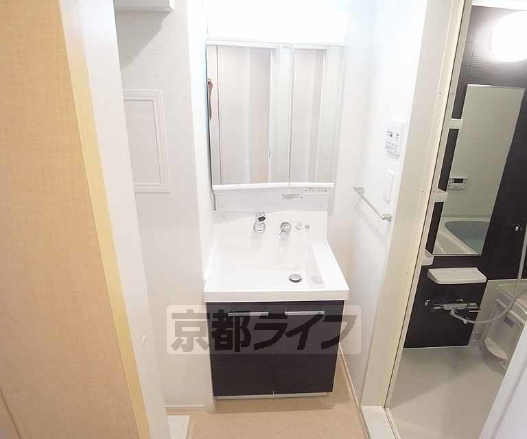 洗面設備　独立した洗面台付きです。