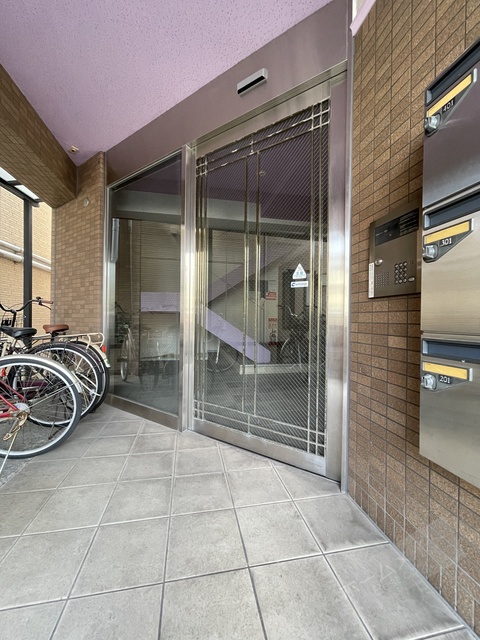 エントランス　オートロック付きで部外者シャットアウト♪