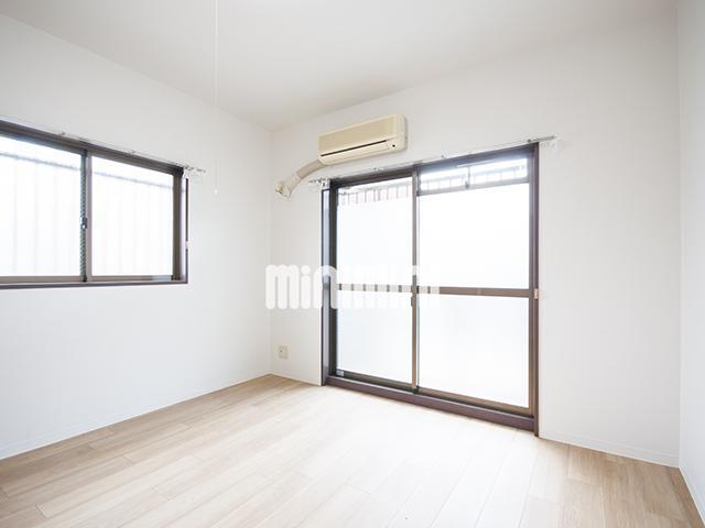 居室・リビング　窓が二面にあるお部屋