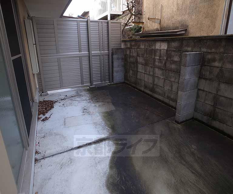 バルコニー　非常に広いバルコニーです。