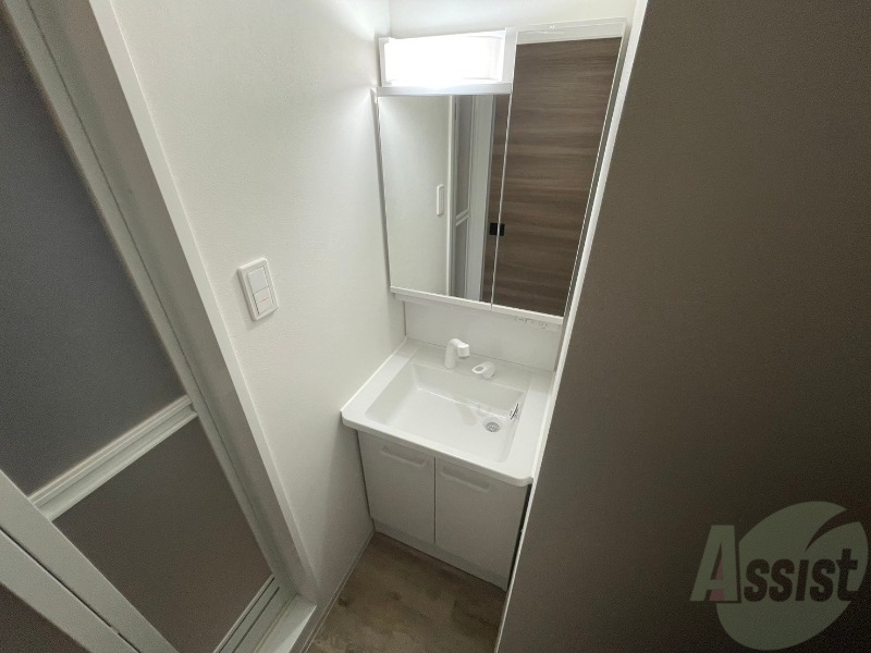 洗面設備　大きくて使いやすそうな独立洗面台になっています。