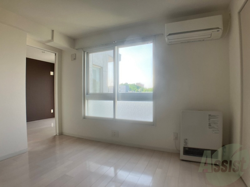 居室・リビング　リビングです。窓が大きくて明るいですね！