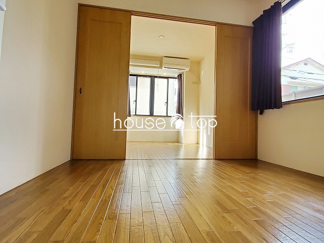 居室・リビング　窓のある明るいダイニング