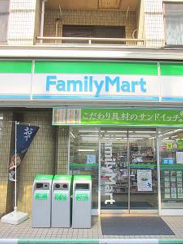 コンビニ　ファミリーマート用賀二丁目店（コンビニ）まで132m