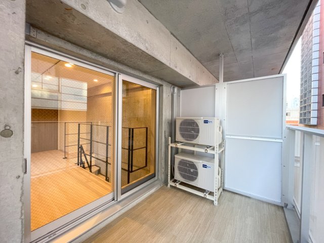 バルコニー　暖かな日差しのふりそそぐバルコニー