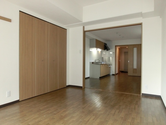 その他部屋・スペース　洋室8.2帖との続き間　（バリアフリー床）