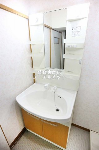 洗面設備　清潔感ある独立洗面台で毎日気持ちよく♪