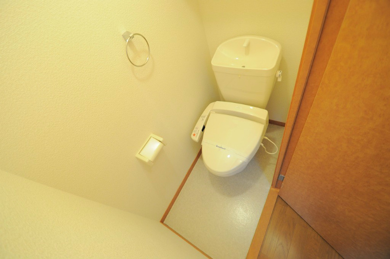 トイレ　別号室の写真となります