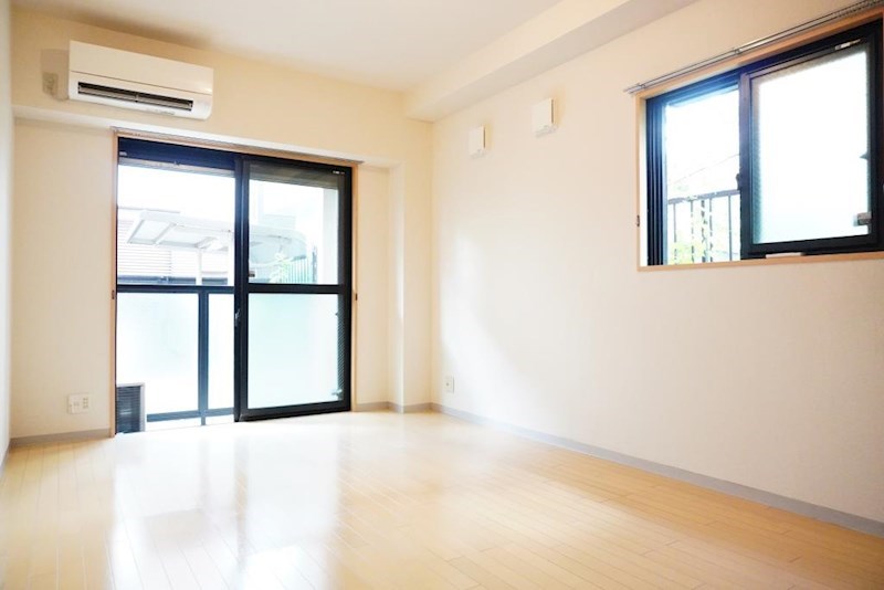 居室・リビング　２面採光の明るい洋室