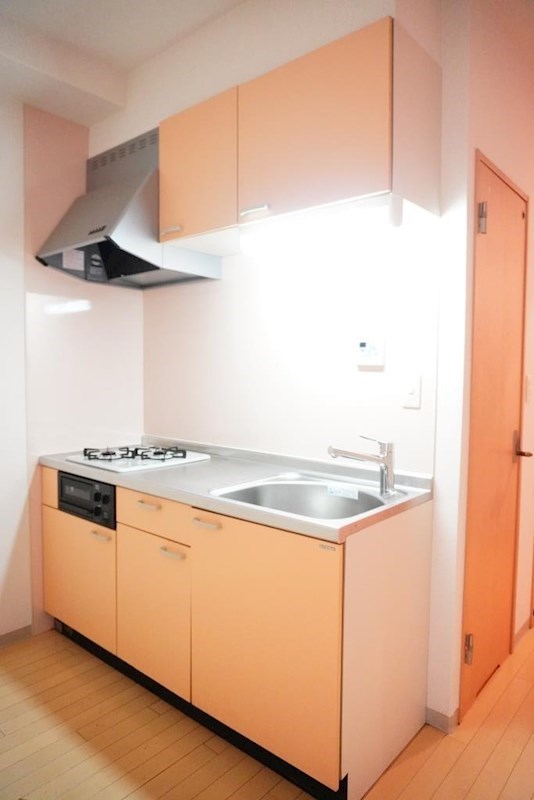 キッチン　２口ガスコンログリル付システムキッチンでお料理ラクラク