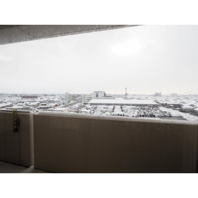 バルコニー　バルコニー付きなのでお天気が良い日にはお洗濯物干せます