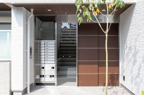 建物外観　不在時にも安心の宅配ボックス付き