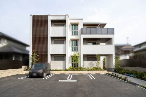 建物外観　積水ハウス施工・重量鉄骨造３階建て