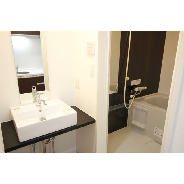 洗面設備　ゆったりとスペースのある洗面所