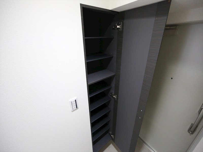 玄関　玄関　シューズボックス　姿見鏡付き（収納充実してます）