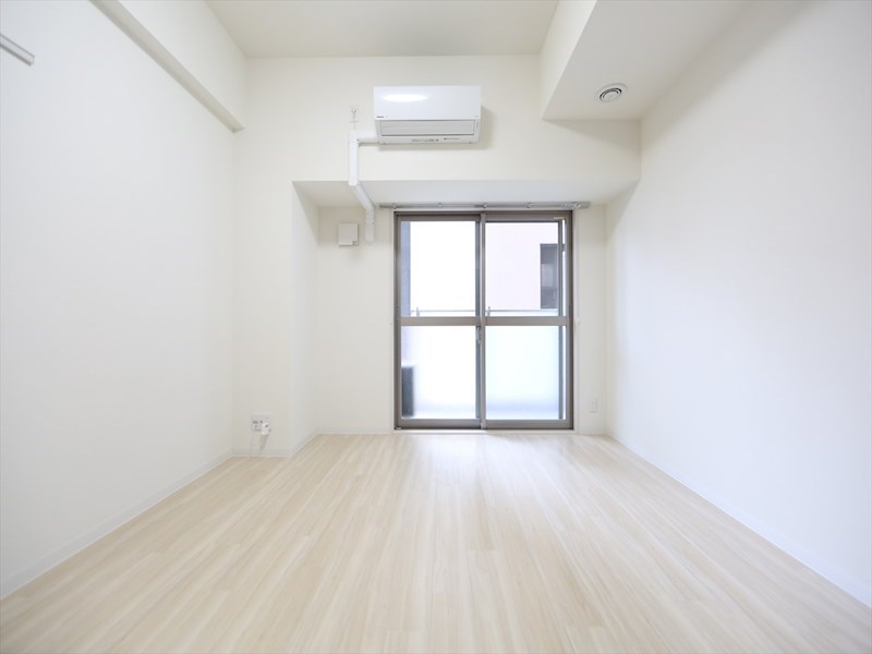 バルコニー　洋室8.5帖　クローゼット付　エアコン完備　南面バルコニー