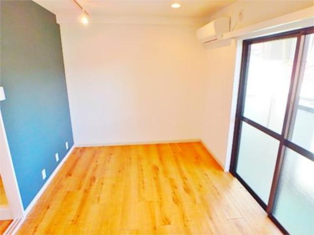 居室・リビング　床材交換済み　アクセントクロス