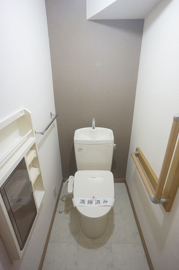 トイレ　温水洗浄便座仕様！