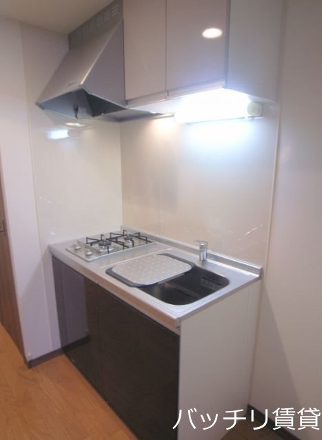 キッチン　別号室写真の為現況を優先致します。