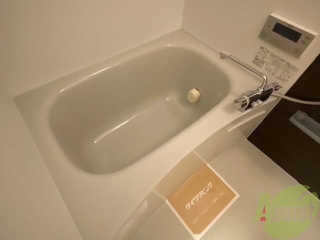 バス・シャワールーム　浴室はゆったりと浸かれるサイズ感になっています。