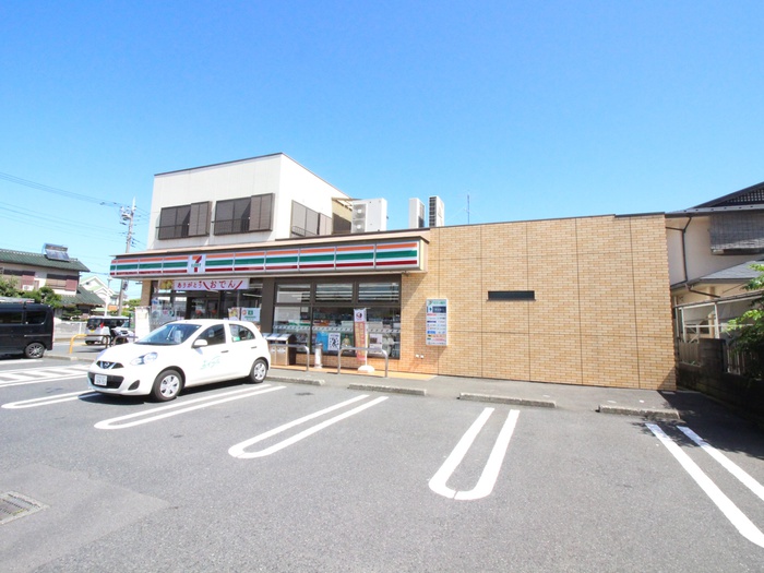 コンビニ　セブンイレブン（コンビニ）まで239m