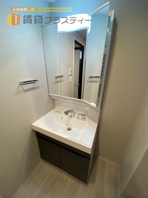 洗面設備　３面鏡で今日も死角無し