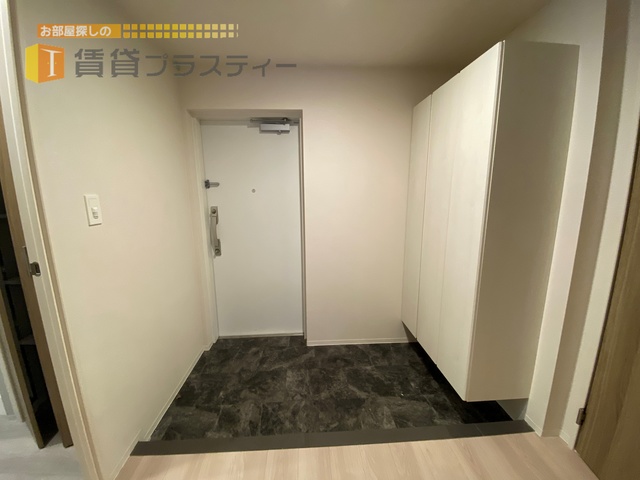 玄関　ここは…分譲マンションでしたっけ…？