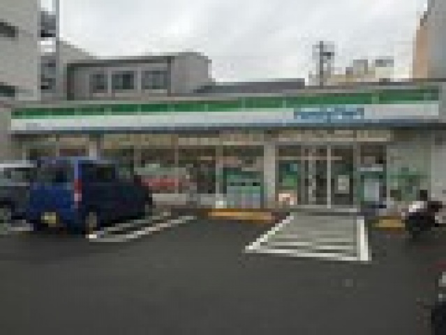 コンビニ　ファミリーマート（コンビニ）まで300m