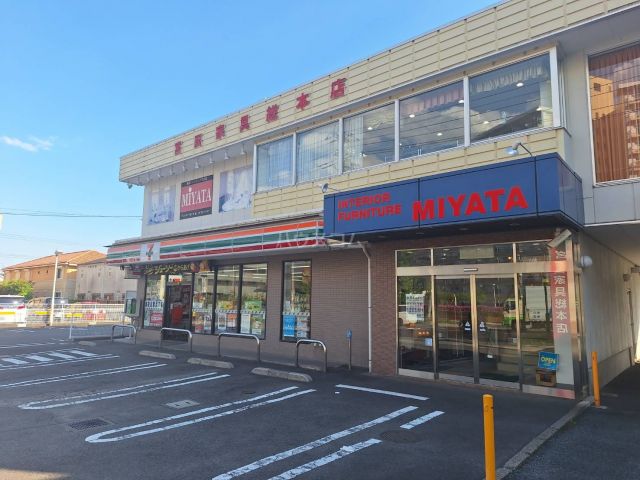 コンビニ　セブン-イレブン 稲城大丸東店（コンビニ）まで1307m