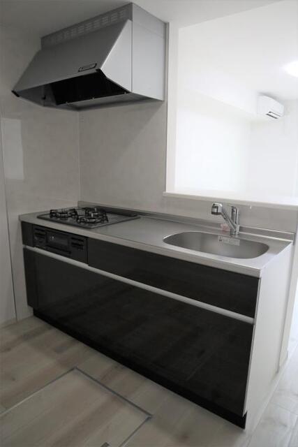 キッチン　反転タイプの写真となります。