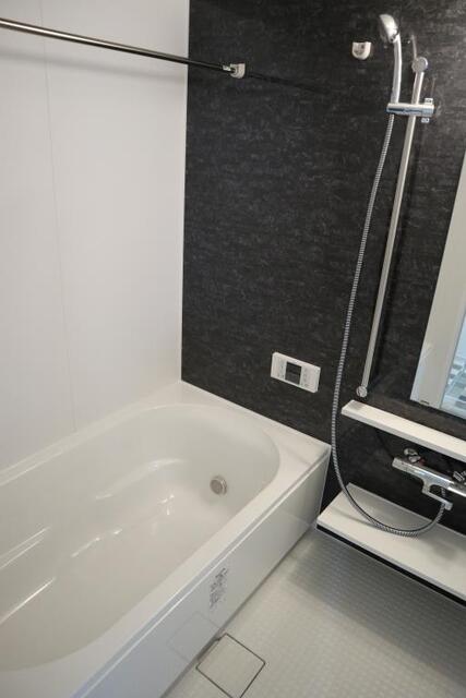 バス・シャワールーム　反転タイプの写真となります。