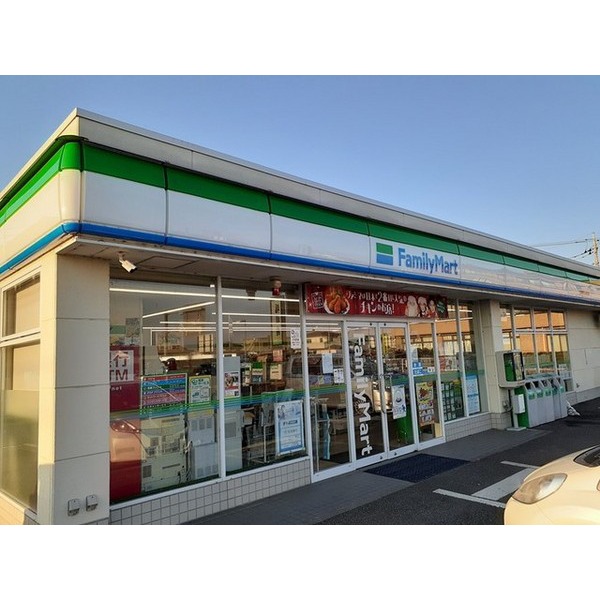 コンビニ　ファミリーマート（コンビニ）まで550m