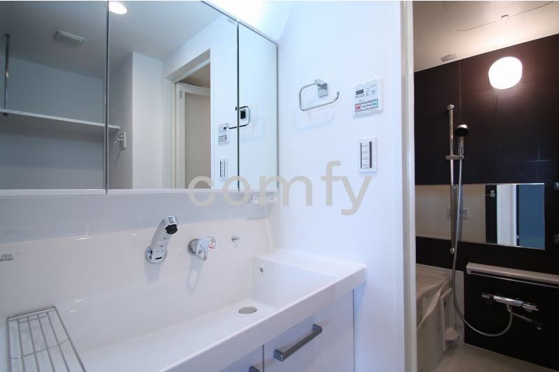 洗面設備　清潔感のあるパウダールーム